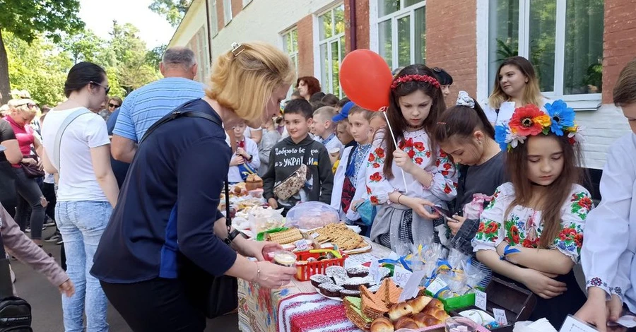 Житомирські школярі на ярмарку зібрали 36 тисяч гривень на допомогу ЗСУ