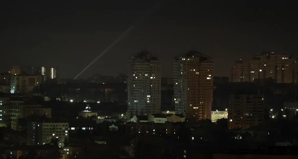 Россияне ночью атаковали Киев, обломки ракет упали в трех районах города
