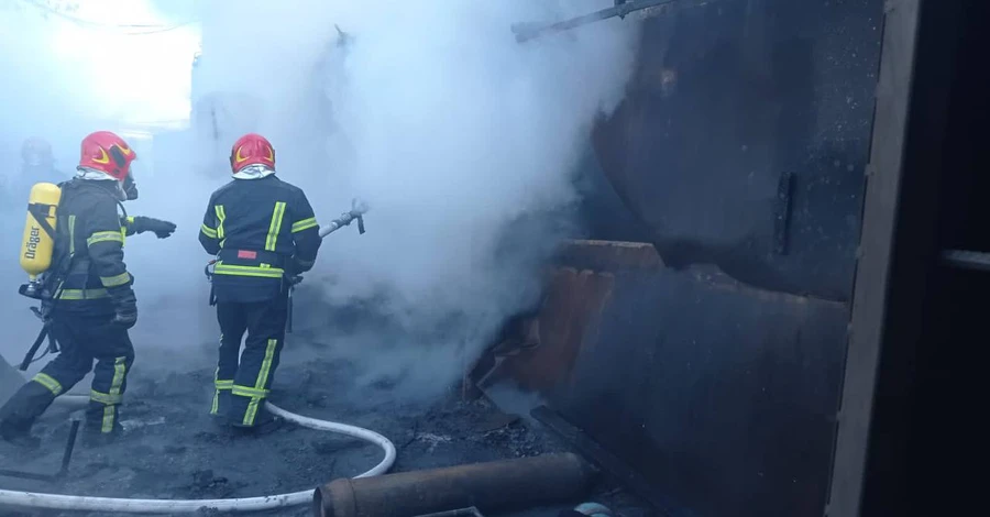 ПВО сбила все дроны-камикадзе над Киевом: обломки повредили жилые дома и автомобили