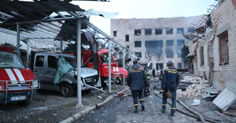 Під час атаки на Дніпро Росія обстріляла велику аварійно-рятувальну частину