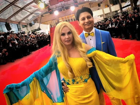 Камалия в патриотическом платье посетила Каннский кинофестиваль вместе с мужем
