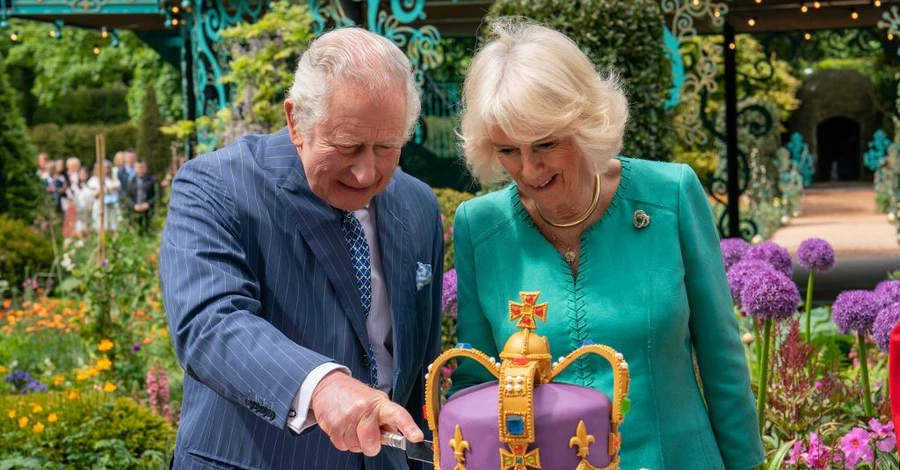 На открытии сада в Северной Ирландии Чарльзу III и Камилле подарили торт в виде короны