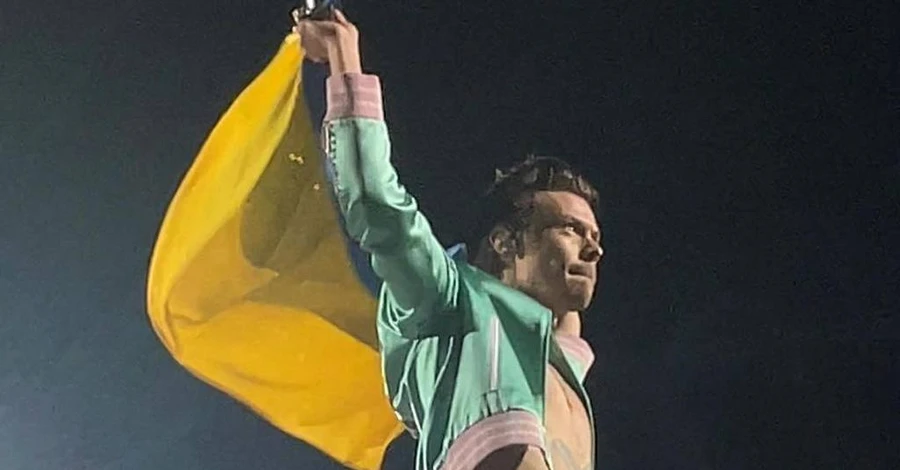 Гарри Стайлс спустя год снова развернул украинский флаг на своем концерте 