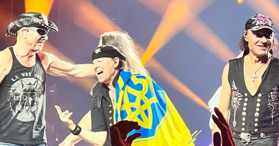 Группа Scorpions на концерте в Берлине развернула флаг Украины 