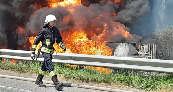 На трассе в Киевской области взорвался и сгорел бензовоз, водитель погиб