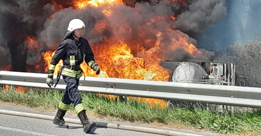 На трассе в Киевской области взорвался и сгорел бензовоз, водитель погиб