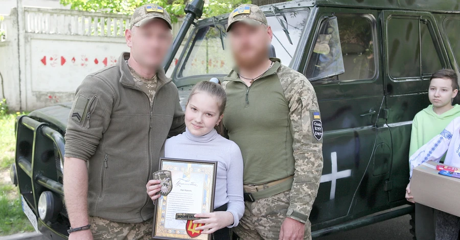 11-летняя винничанка собрала деньги на машину для фронта, продавая на улице куклы
