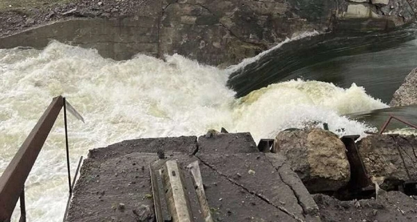 На Донбассе россияне разрушили дамбу Карловского водохранилища - местные власти готовятся к эвакуации людей