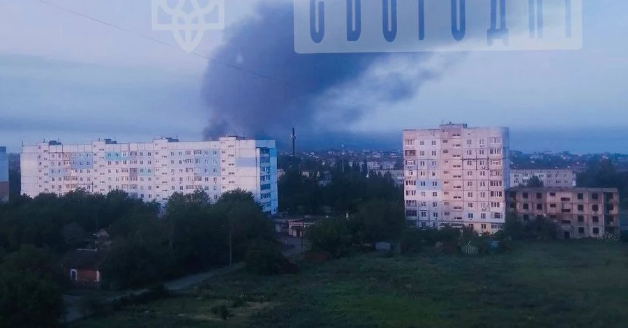 В оккупированном Бердянске ночью и утром раздались взрывы, в местах попаданий сильный пожар
