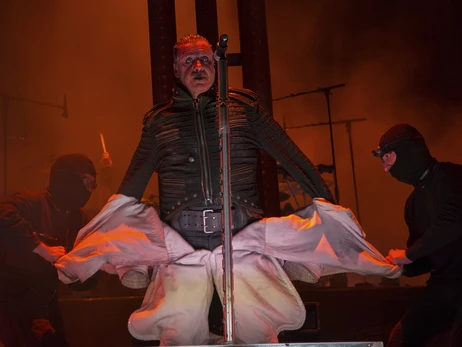 Соліст Rammstein Тілль Ліндеманн впав зі сцени під час концерту в Вільнюсі