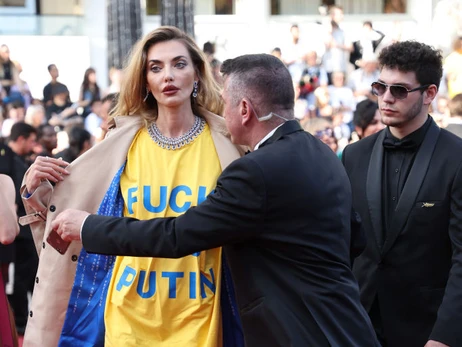 Алина Байкова устроила акцию на Каннском фестивале в футболке с надписью 