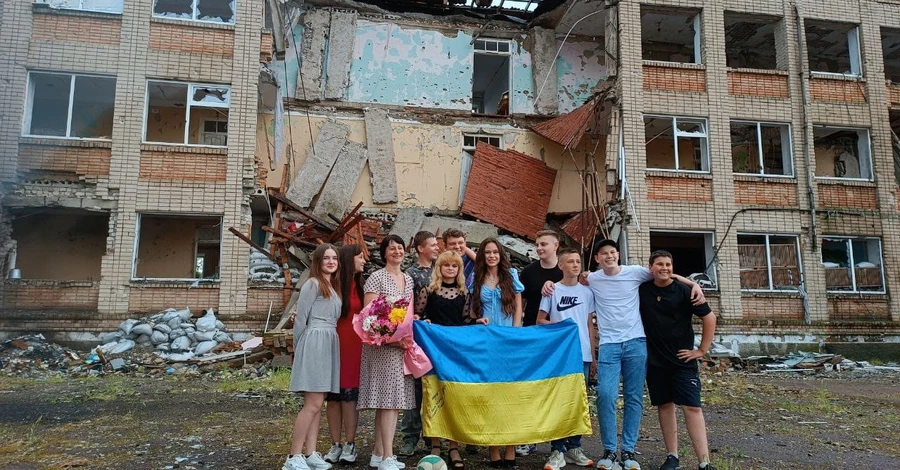 На Херсонщине выпускники провели последний звонок на руинах школы, разрушенной россиянами