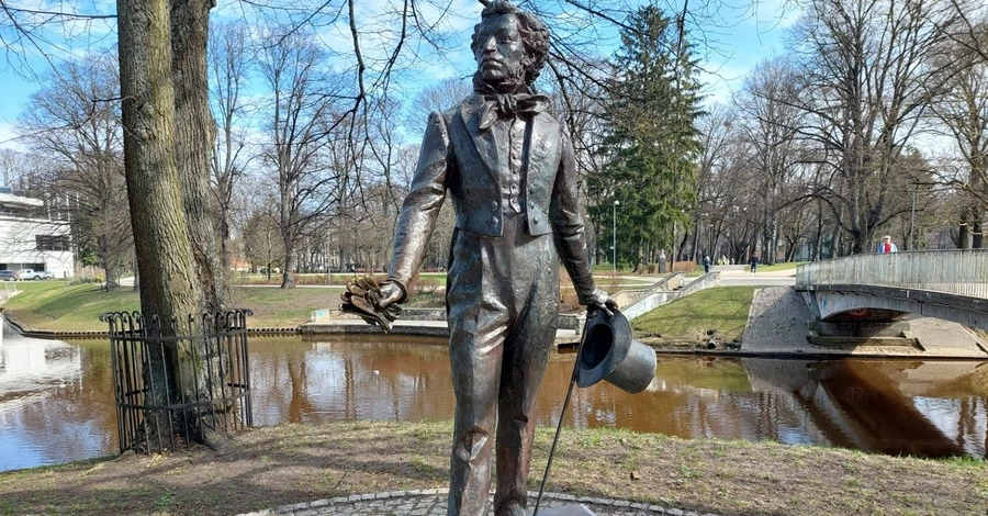 В столице Латвии снесли памятник Пушкину