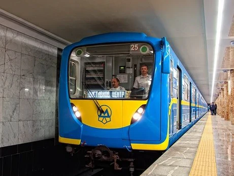 У Києві дівчина потрапила під поїзд метро: рух на 
