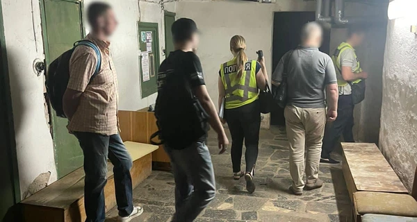 Охранника киевской поликлиники доставили в полицию из-за гибели людей у закрытого укрытия