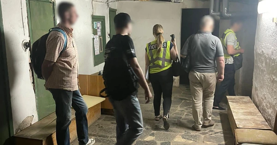 Охранника киевской поликлиники доставили в полицию из-за гибели людей у закрытого укрытия