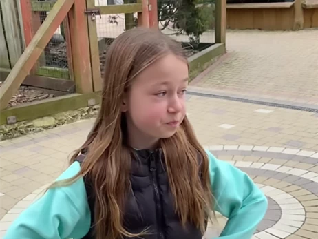 10-летняя Злата из Луцка учит переселенцев из Украины польскому языку