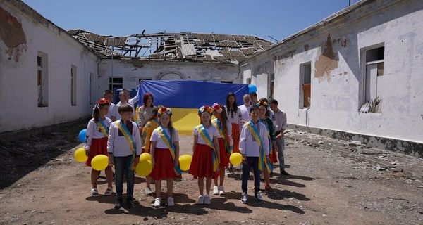 Николаевские школьники станцевали вальс во дворе разрушенной гимназии