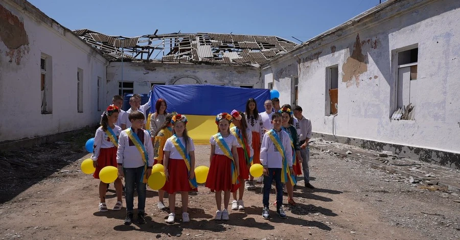 Николаевские школьники станцевали вальс во дворе разрушенной гимназии