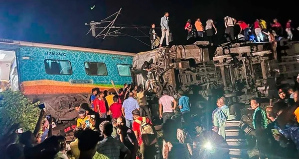 В Індії зіткнулися три потяги: кількість загиблих уже досягла 233
