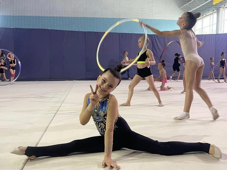 Семилетняя гимнастка, потерявшая ногу после российского обстрела, выиграла первые соревнования
