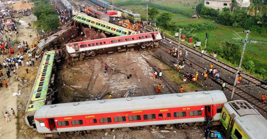 В результате катастрофы на железной дороге в Индии уже погибли более 300 человек