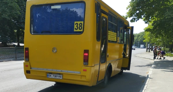 В Ровно уволили водителя маршрутки, нахамившего матери погибшего военнослужащего