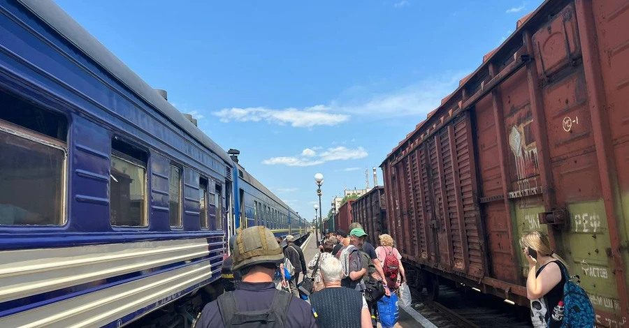 В Николаев прибыл первый эвакуационный поезд из Херсона