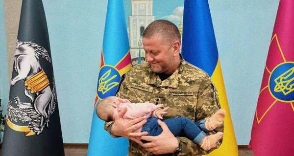 Офіцер ЗСУ показала знімки Залужного зі сплячим немовлям на руках