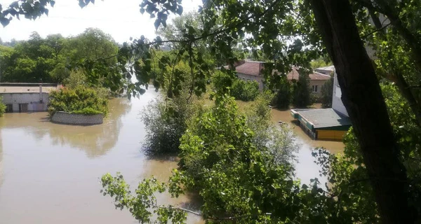 Оккупированные Олешки на Херсонщине полностью затопило, люди спасаются на крышах