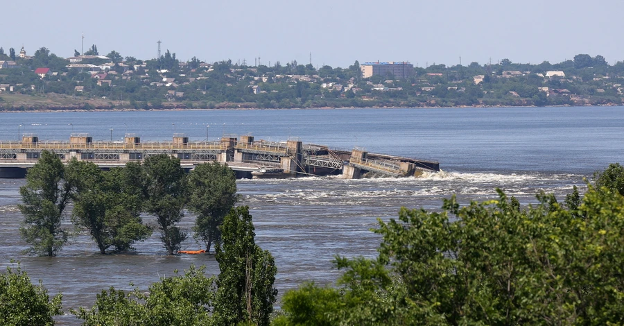 Россияне отвели свои позиции на 5-15 км после подрыва Каховской ГЭС