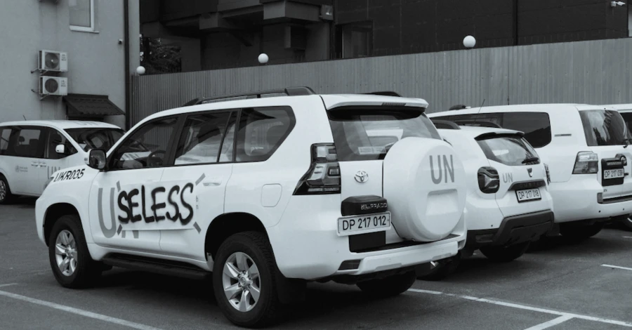 Написи на автівках ООН UN у Києві перетворили на Useless (“Бездіяльний”)