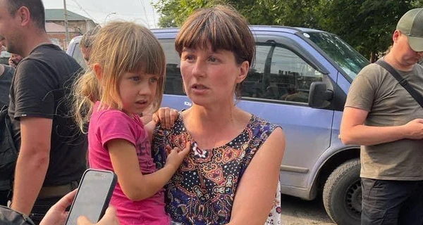 ВСУ удалось спасти женщину с детьми, сидевшую на крыше дома в Олешках (обновлено)