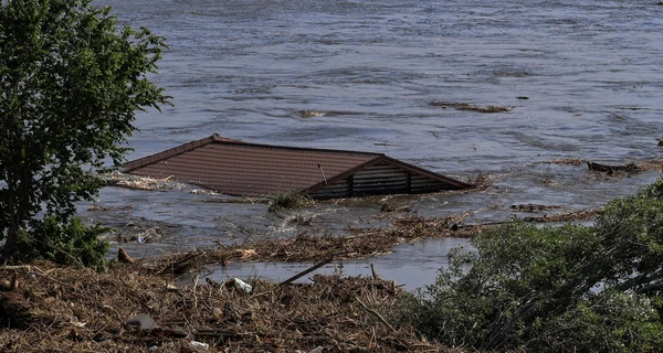 В затопленных Олешках неизвестна судьба сотен жителей, люди составляют списки спасшихся