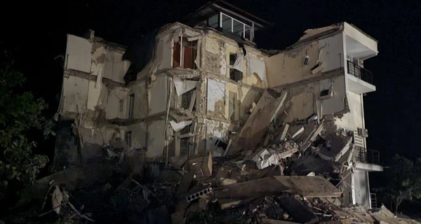 На базе отдыха на Арабатской стрелке прогремели взрывы, начался пожар