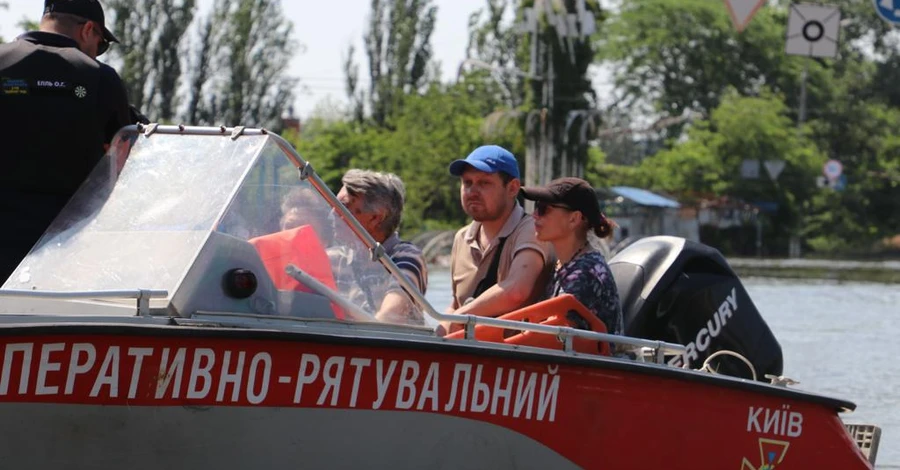 Россияне опять обстреляли Херсон - ранены волонтеры, помогавшие пострадавшим от подтопления
