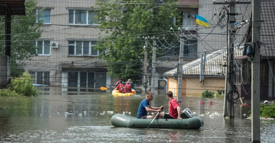 Із затоплених районів Херсонщини та Миколаївщини вже евакуйовано понад 3000 осіб