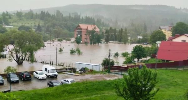 На Львівщині через дощі евакуювали селище та учасників змагань з гори
