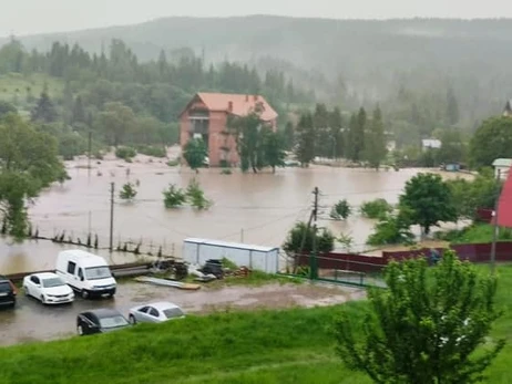 На Львовщине из-за дождей эвакуировали поселок и участников соревнований с горы