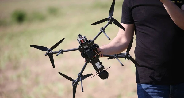 В Минцифры показали, как дрон уничтожил спутниковую систему связи россиян