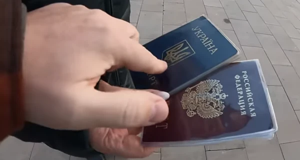В Запорожской области военные РФ угрожают родителям выпускников, если те не хотят получать российский паспорт