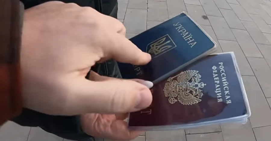 В Запорожской области военные РФ угрожают родителям выпускников, если те не хотят получать российский паспорт