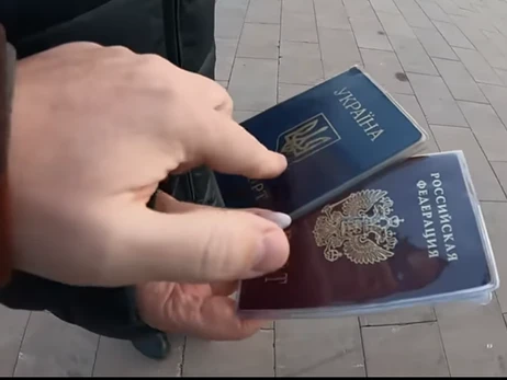 В Запорожской области военные РФ угрожают родителям выпускников, если те не хотят получать российский паспорт