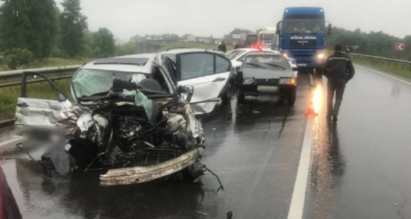 На трассе Киев-Чоп столкнулись пять автомобилей, есть погибшие и травмированные