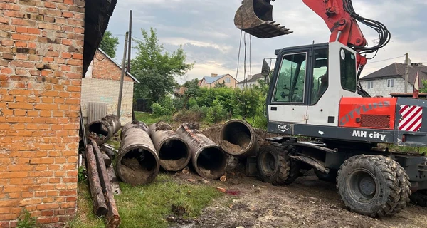В Ровенской области на депутата обрушилась бетонная труба, пострадавший скончался