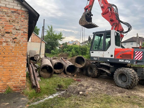 В Ровенской области на депутата обрушилась бетонная труба, пострадавший скончался
