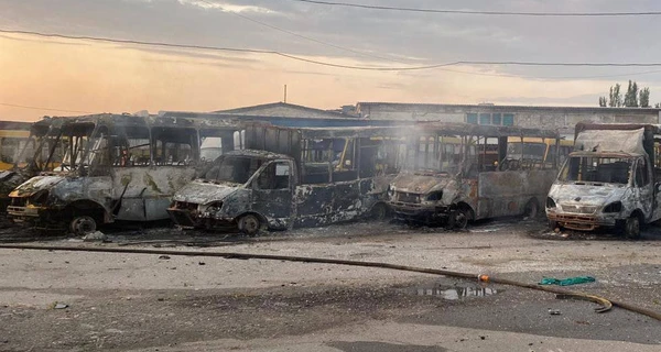 В Херсоне в результате ночных российских обстрелов сгорели маршрутки и экскаватор спасателей