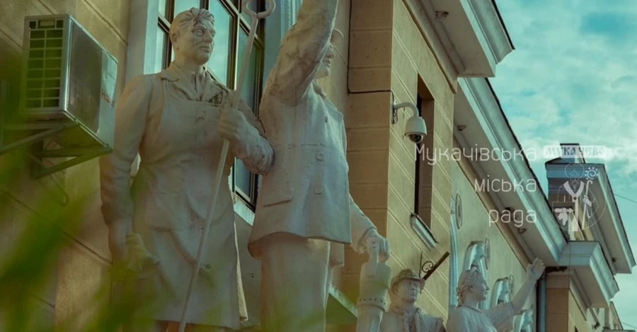 У Мукачеві на залізничному вокзалі демонтують радянські пам’ятники