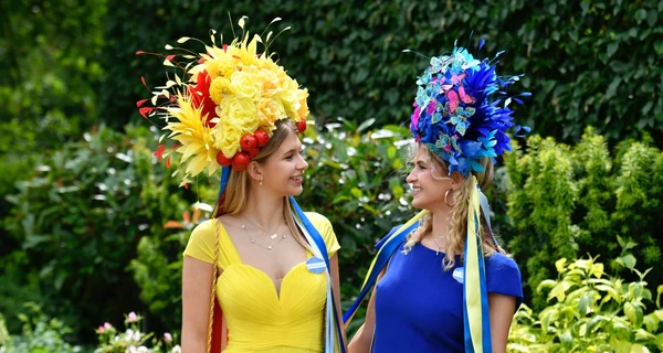 Сине-желтые венки, коралл и цветы: самые модные шляпки на скачках Royal Ascot 2023