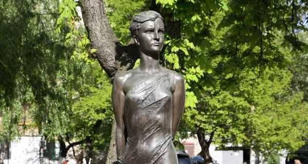 В Киеве снесли памятник Зое Космодемьянской 